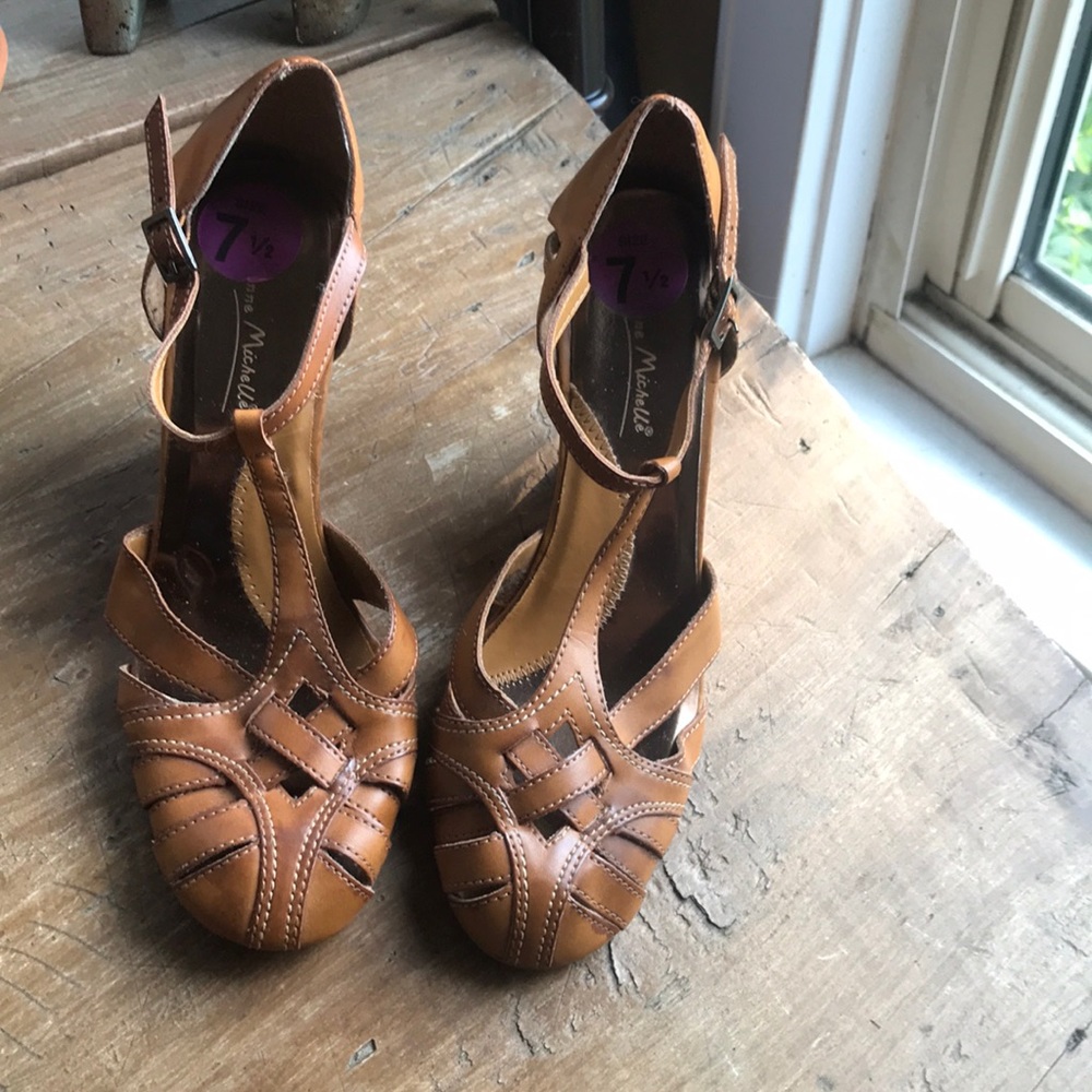 Women’s wedge style pumps